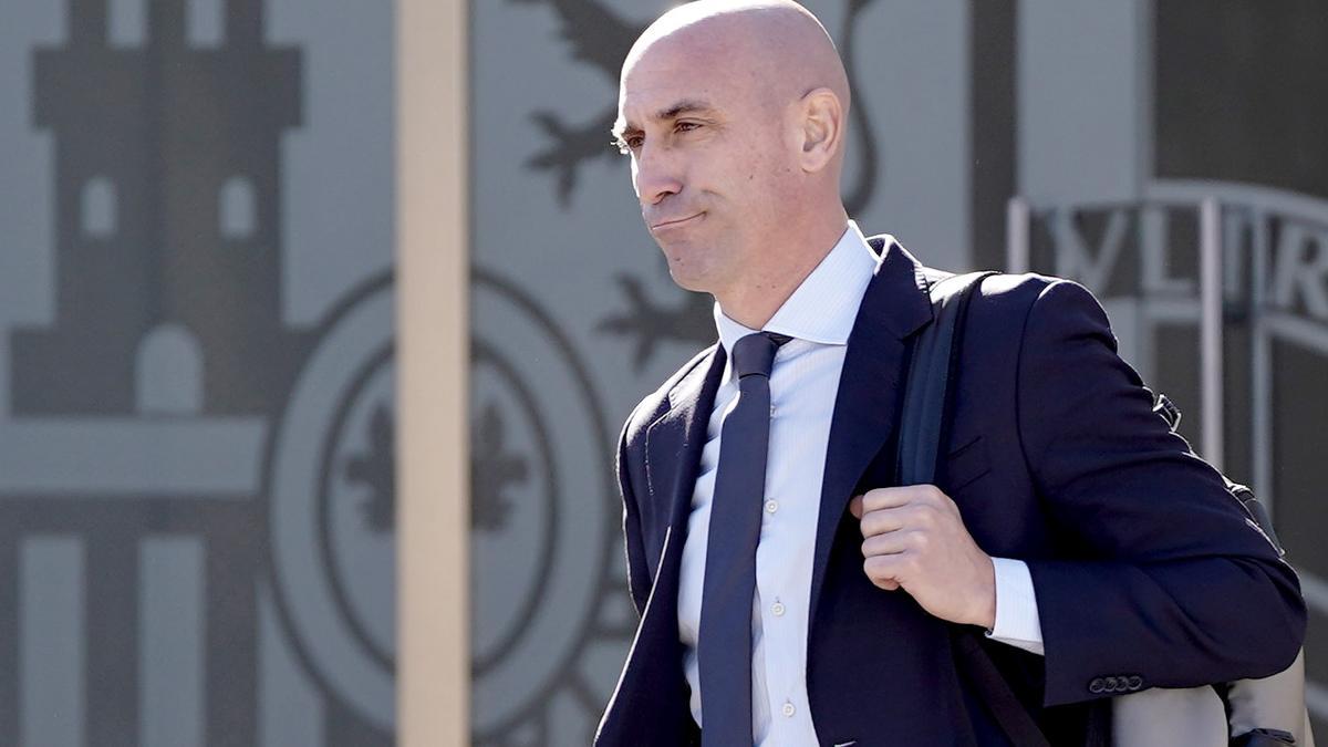 Luis Rubiales sale de la Audiencia Nacional.