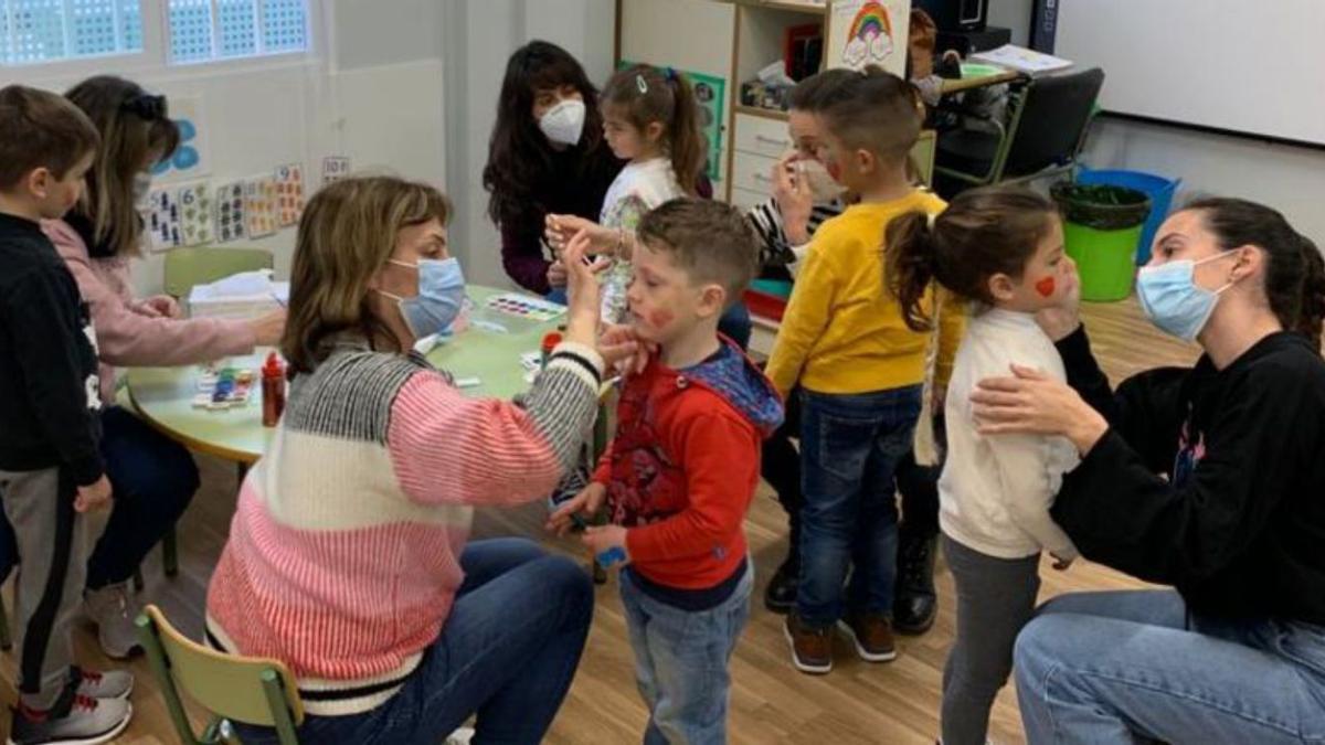 Los más pequeños del CEIP
San Vicente Ferrer en uno 
de los talleres.  Levante-EMV