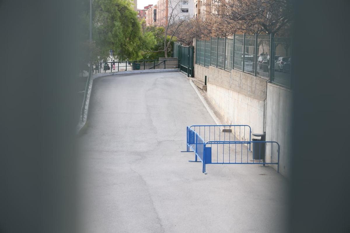 El vallado preventivo en el parking del colegio Azorín, por el mal estado de la valla exterior