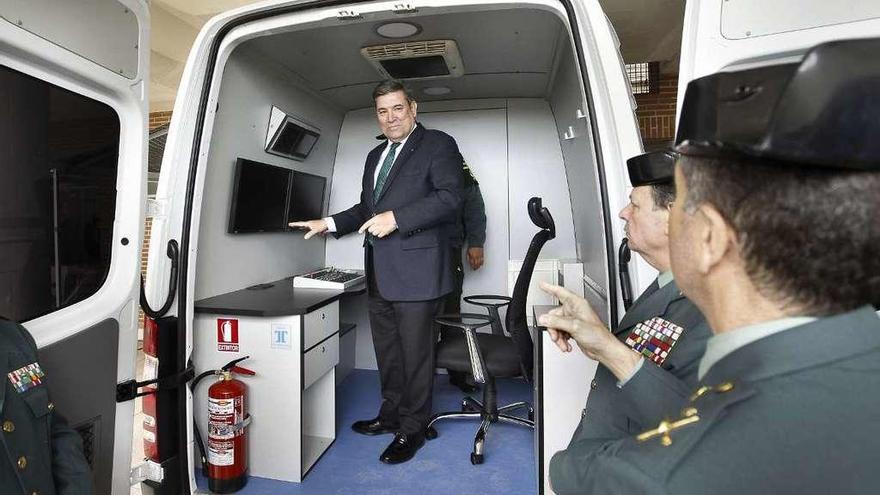 El director general de la Guardia Civil, José Manuel Holgado, presenta dos sistemas móviles de Rayos X .