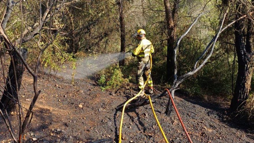Un bombero trabaja en la zona del incendio, ya controlada.