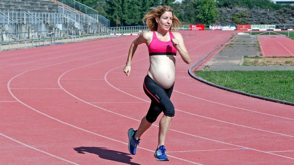 La atleta Elena Congost, entrenando embarazada.
