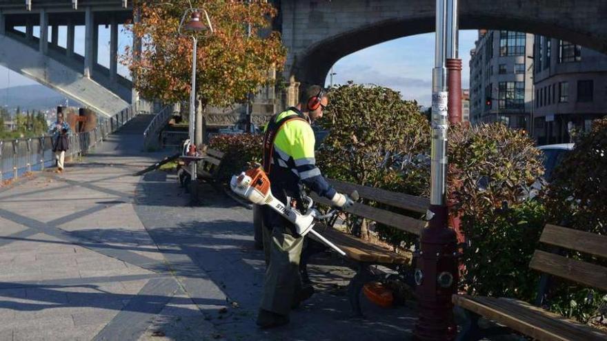 La nueva concesionaria ya trabaja en los jardines pontevedreses  |  Desde el pasado 1 de noviembre ya está trabajando sobre el terreno la nueva concesionaria del servicio de parques y jardines de Pontevedra, Cespa. Esta empresa se hizo con el concurso abierto en 2014 y que por fin se adjudicó en julio de este año después de las reiteradas denuncias públicas del PP sobre las prórrogas injustificadas a Elsamex, cuyo concurso había caducado en 2012. Unas denuncias que los populares acabaron llevando a la Fiscalía y que derivó en la actual causa judicial abierta.