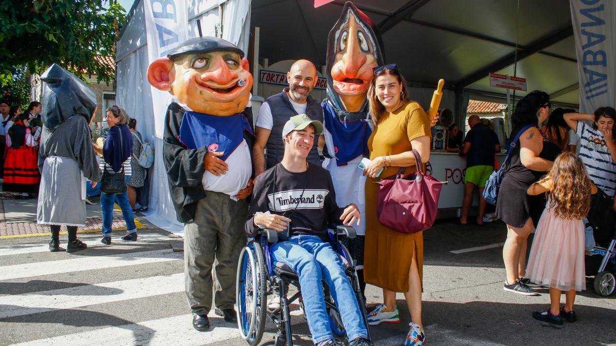 Mónica Villa, Iván Gzalez y Eduardo Portolés con los cabezudos.   | // I.A. 