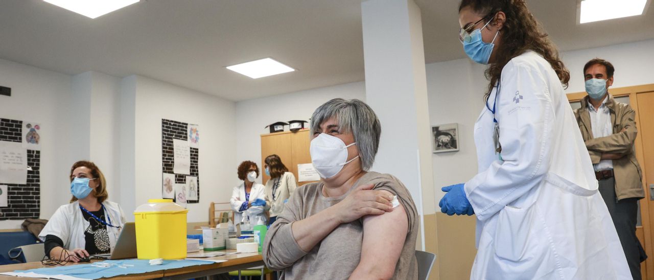 La cuarta dosis de la vacuna contra la covid llega a Asturias: "Va a permitir a los mayores no volver a los aislamientos"