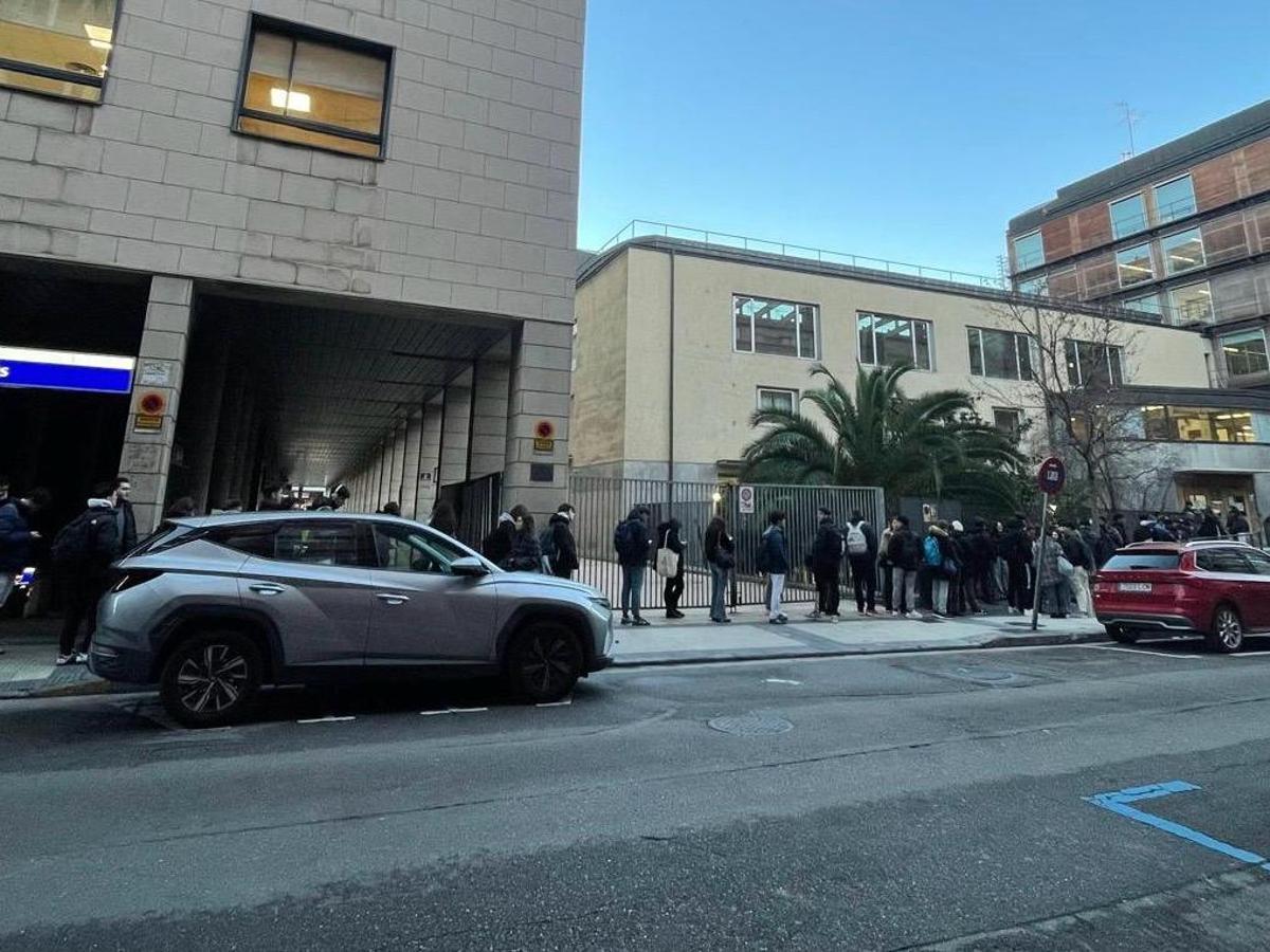 Fila de estudiantes para entrar a la biblioteca de Aragón, la semana pasada.