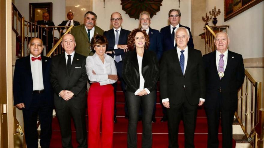 Homenaxeados e directivos no acto da Orden de la Amistad. |  A.Seijas |