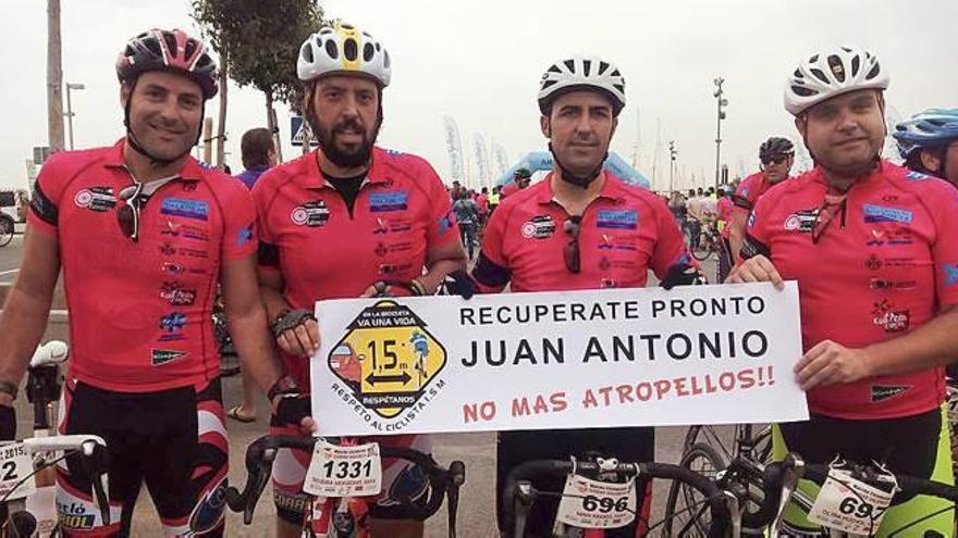 La concentración de apoyo a Juan A. Rojo reúne en Oliva a un centenar de ciclistas