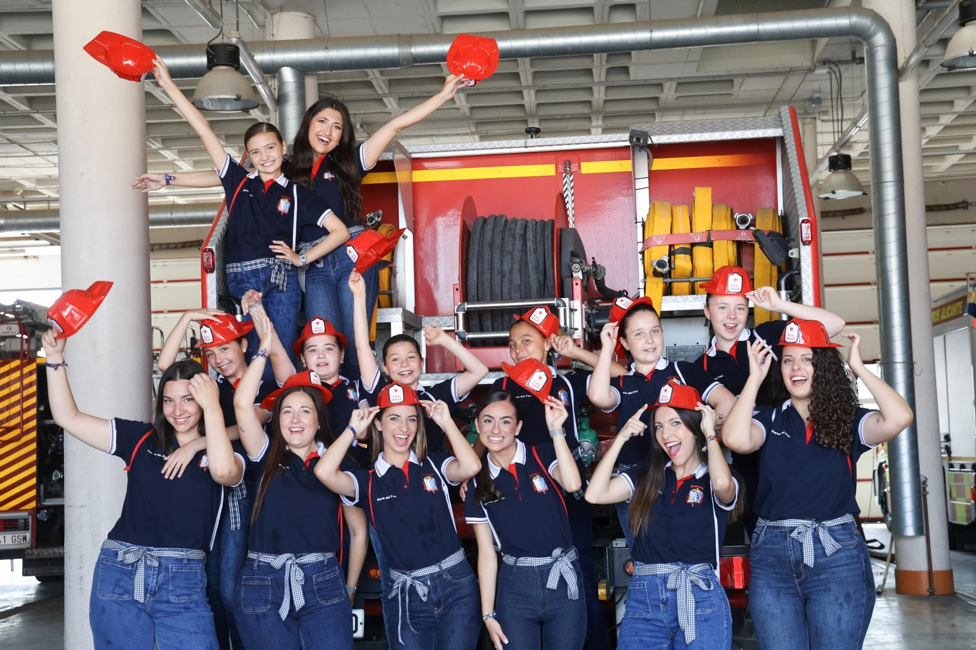 Visita al parque de Bomberos de la Belleas del Foc 2025 y sus damas de honor