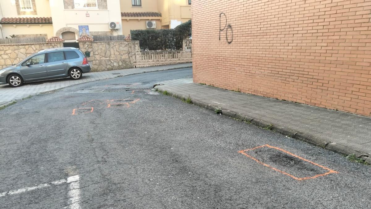 Fotogalería | Señalizan los baches en Plasencia para un plan de bacheo extraordinario
