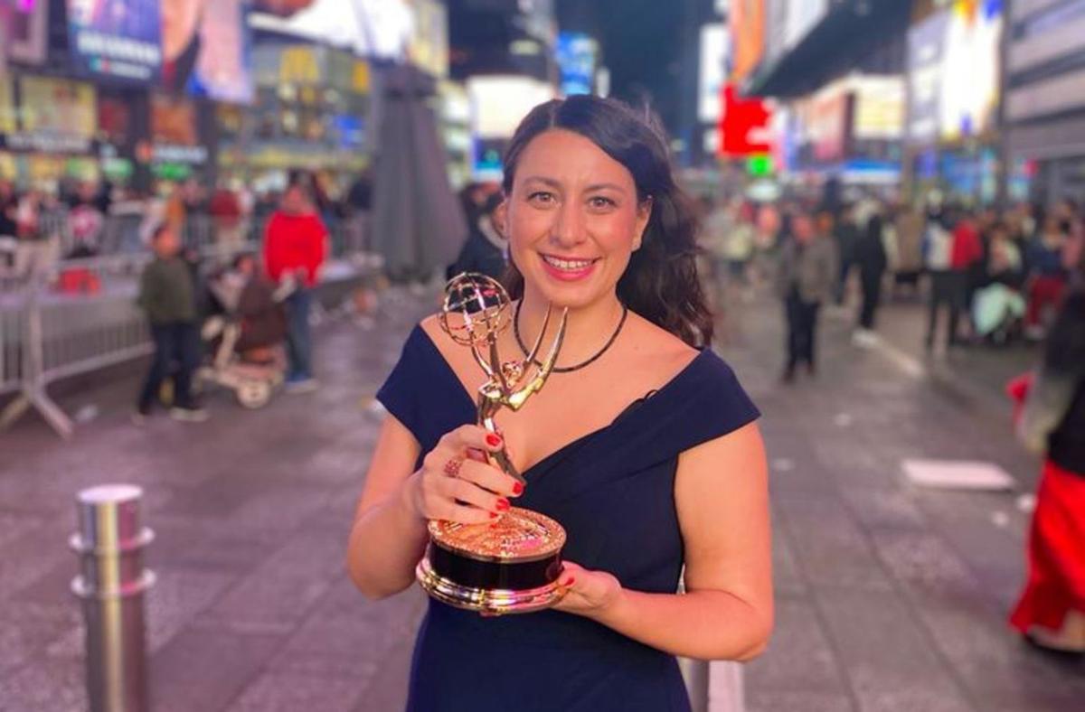 La cineasta ibicenca Carmen Vidal con uno de los dos New York Emmy Awards que se llevó en 2022.   | ARCHIVO PERSONAL DE C.V.B.