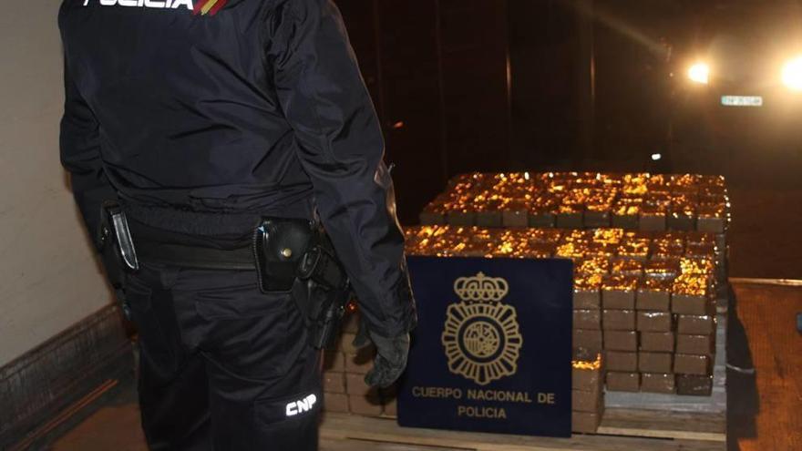 La Policía mostró ayer en Lorca la droga incautada en camiones de gran tonelaje.