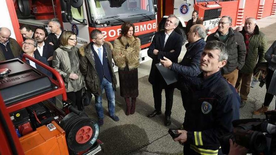 Entrega del camión BUL en el parque de bomberos.  // FdV