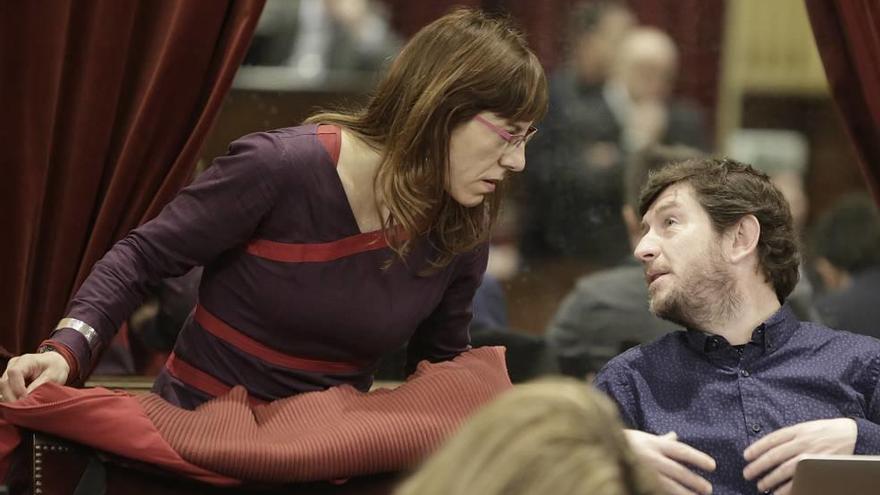El líder y la portavoz de Podemos, Albert Jarabo y Laura Camargo, en el pleno del Parlament.