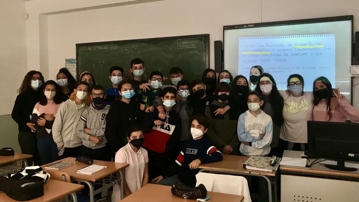 Los alumnos de 1º de la ESO B del Instituto Albarregas de Mérida junto a su tutora Marta Rodríguez.