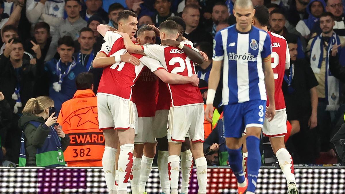 Los jugadores del Arsenal celebrando el gol de Trossard ante el Porto