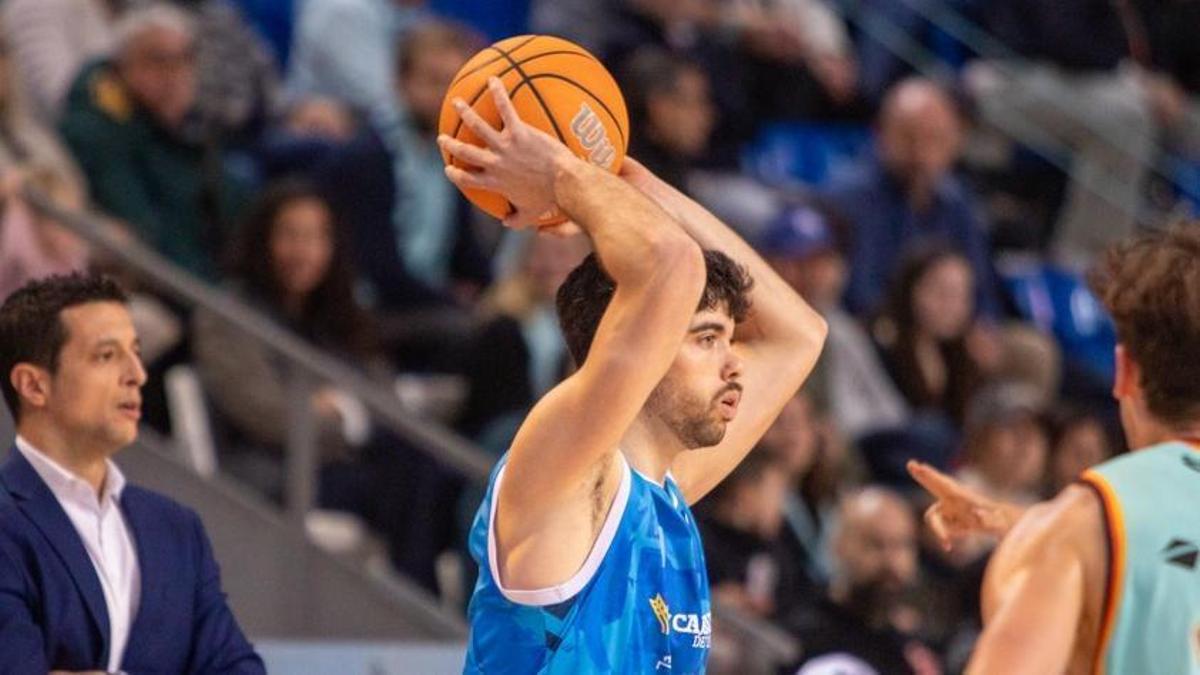Josep Peris, del Caja Rural CB Zamora, se dispone a realizar un saque de banda ante Palmer Basket.