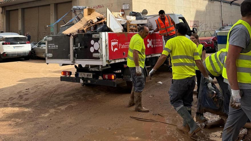 Más de 40 operarios de la localidad valenciana de Paterna ayudan en las labores de limpieza en los pueblos afectados por la DANA