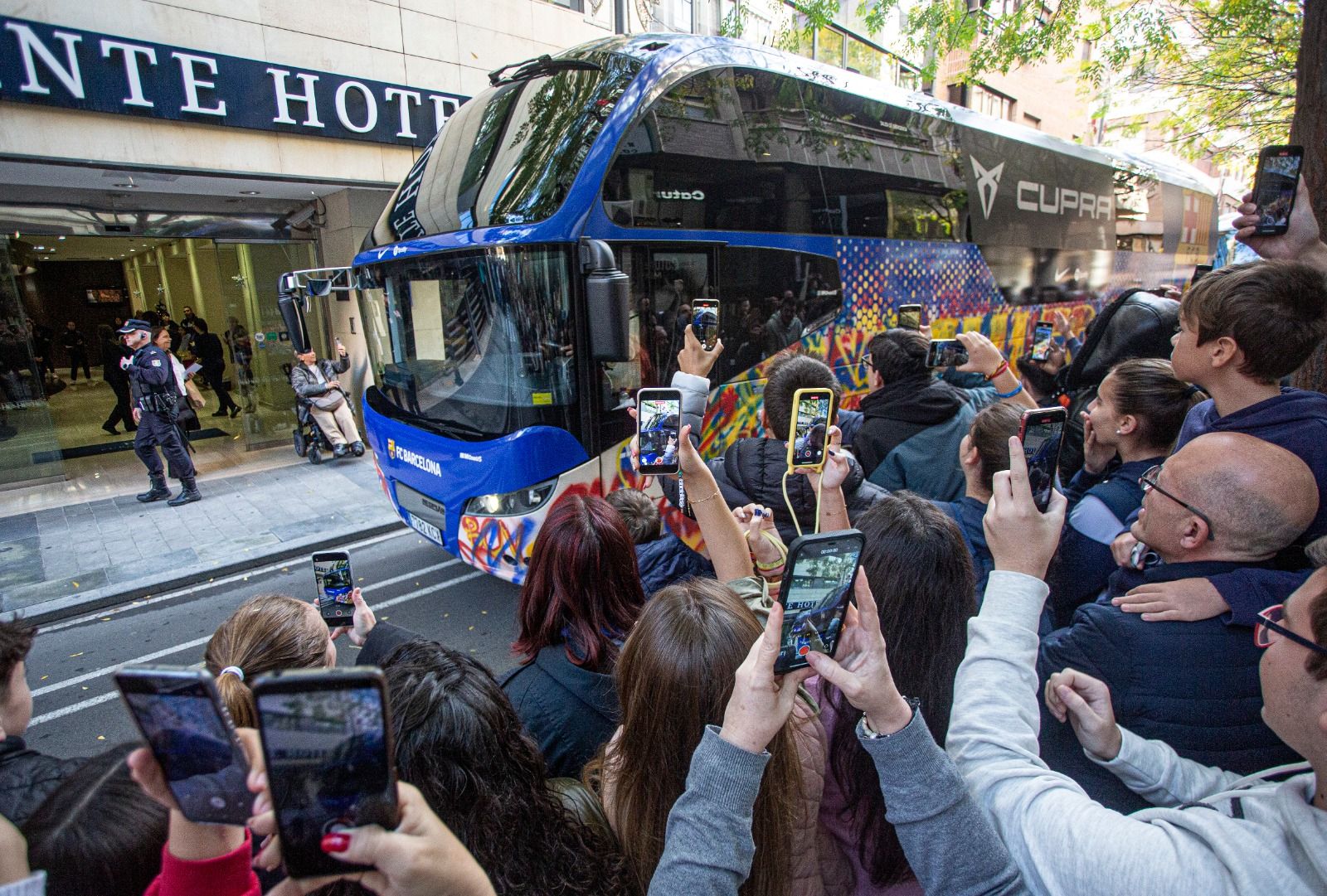 El autocar del Barça llega al hotel de concentración en Alicante