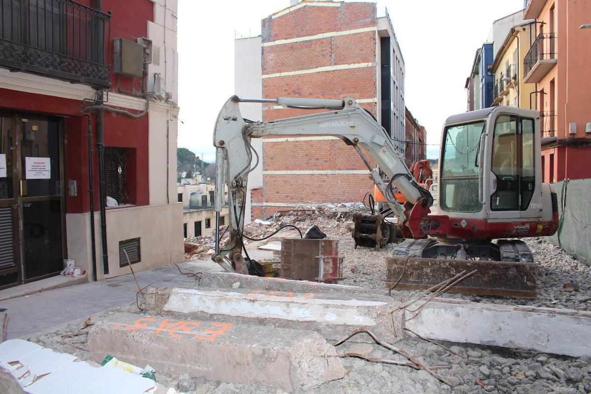 La máquina excavadora utilizada para hacer el desescombro del edificio derruido.