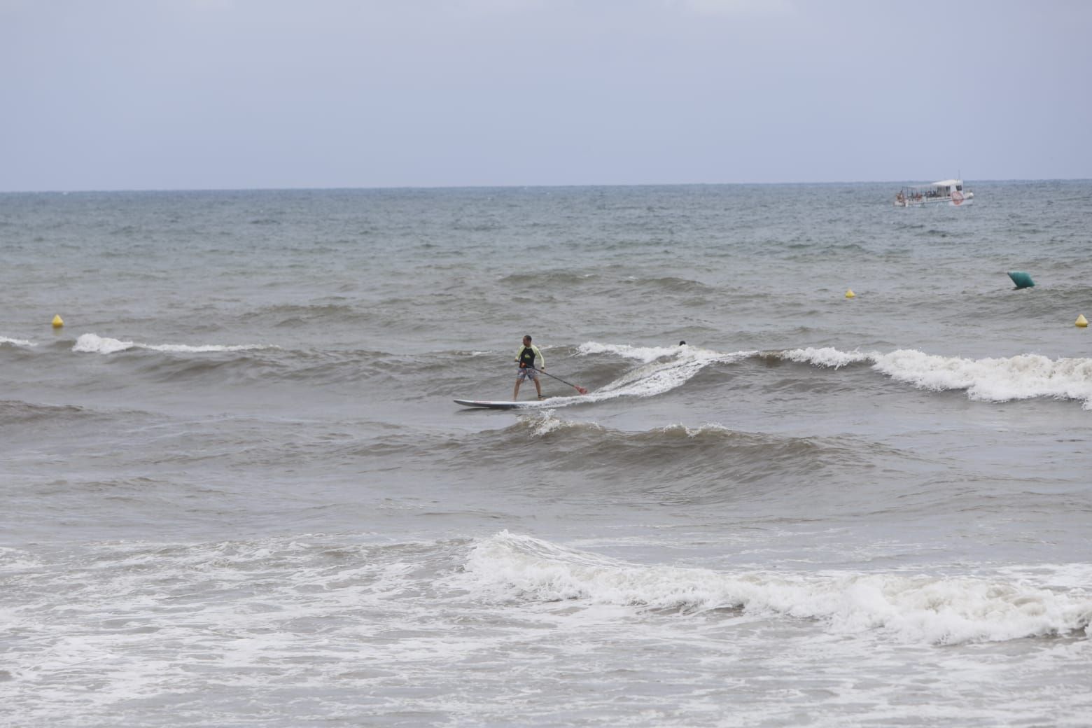 La lluvia no vacía las playas: así está hoy la playa de la Malva-rosa