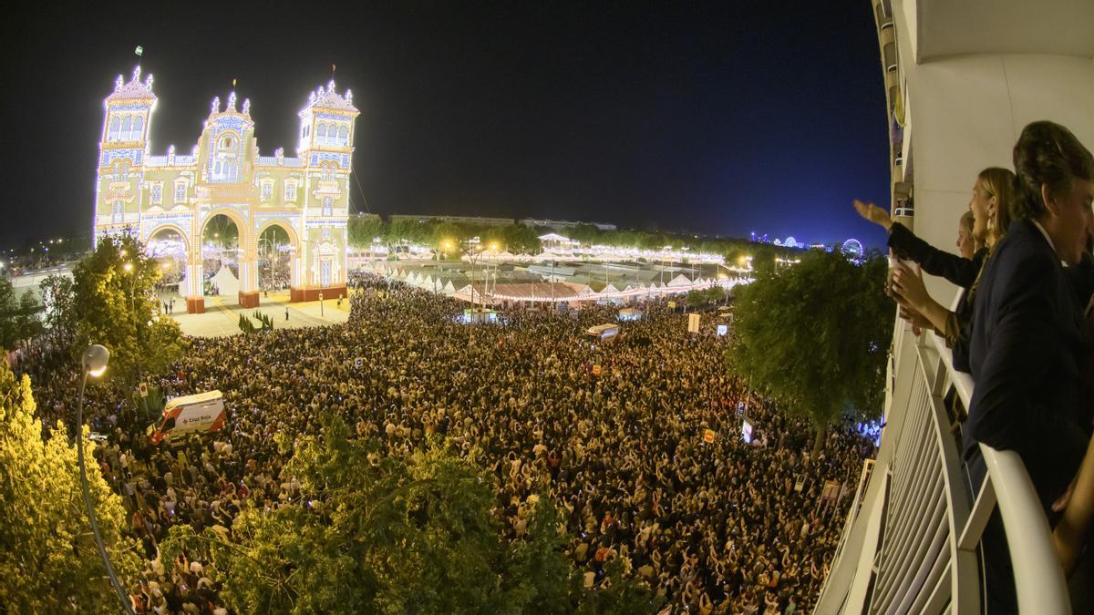 Miles de personas asistien al tradicional 'Alumbrao'.