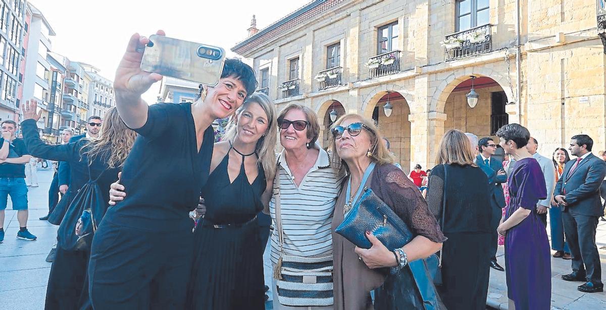 "Selfies" con ministras y una breve visita guiada: "Es precioso Avilés"