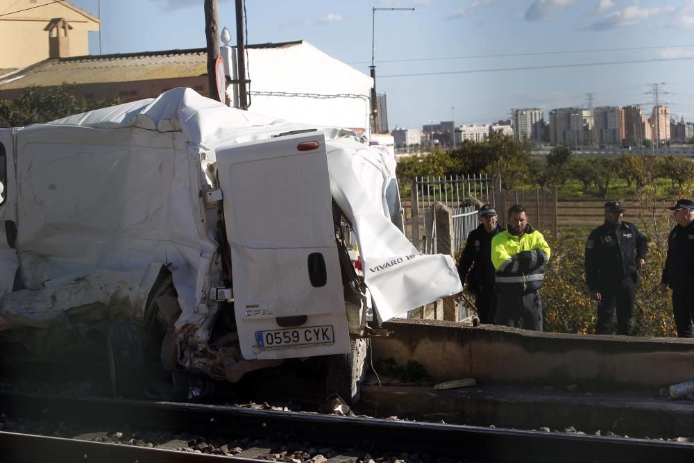 El metro arrolla una furgoneta en Paterna