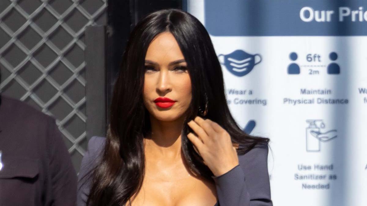 Megan Fox llega al plató de Jimmy Kimmel con un vestido gris con escote corsé, melena suelta y labios rojos