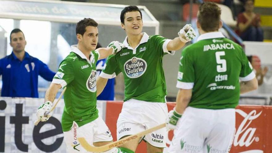 Pau Bargalló celebra con sus compañeros un gol marcado al Voltregá en Riazor.