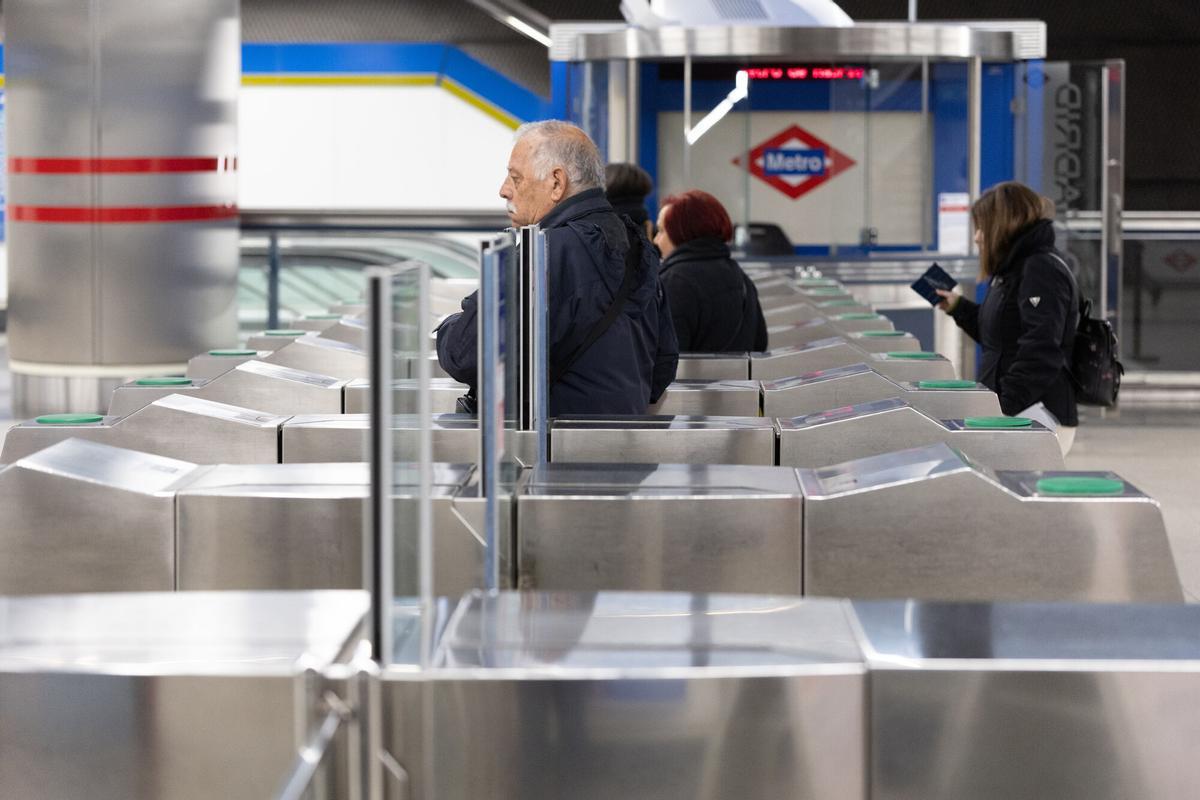 Varias personas en la estación de Metro de Móstoles Central, a 23 de enero de 2025, en Móstoles, Madrid (España). La Comunidad de Madrid anunció ayer que mantendrá "de momento" las tarifas de transporte público bonificadas al 60% y ha reclamado al Gobierno de Pedro Sánchez que "cumpla" su compromiso y financie los descuentos. Estas tarifas son las que estaban fijadas hasta junio de 2025 pero, tras no salir adelante el decreto en el Congreso, los abonos de tren y autobús vuelven a las tarifas de 2019 y no se podrán adquirir más abonos gratuitos o con descuentos. También decaen los descuentos de hasta el 40% que iban a aplicarse durante la segunda mitad del año. 23 ENERO 2025 Eduardo Parra / Europa Press 23/01/2025. Eduardo Parra