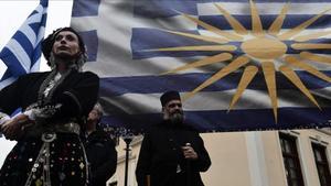 Personas ataviadas con trajes tradicionales se manifiestan en Atenas contra que Grecia acepte la nueva denominación del Estado de Macedonia como República de Macedonia del Norte, el 22 de enero del 2019.