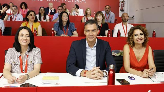 Sánchez amb la vicesecretària, María Jesús Montero, i la secretària d’organització, Rebeca Torró Soler. | CHEMA MOYA / EFE