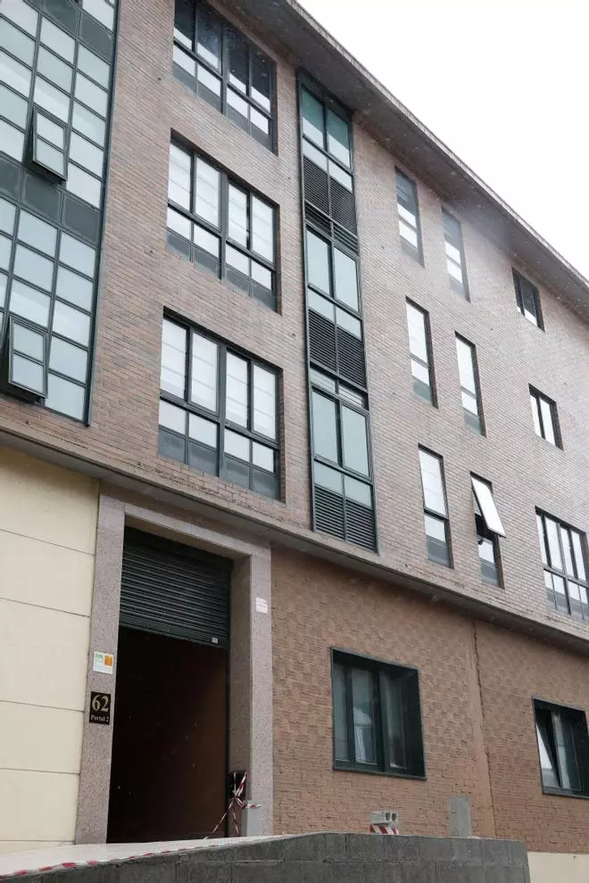Salta por la ventana con un cuchillo detrás de su marido tras un altercado familiar