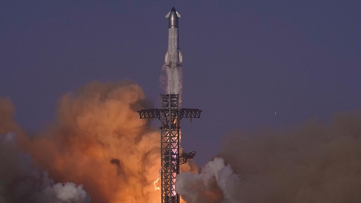 El cohete Starship, de SpaceX, alcanza la órbita terrestre pero se rompe y cae al Índico tras perder combustible