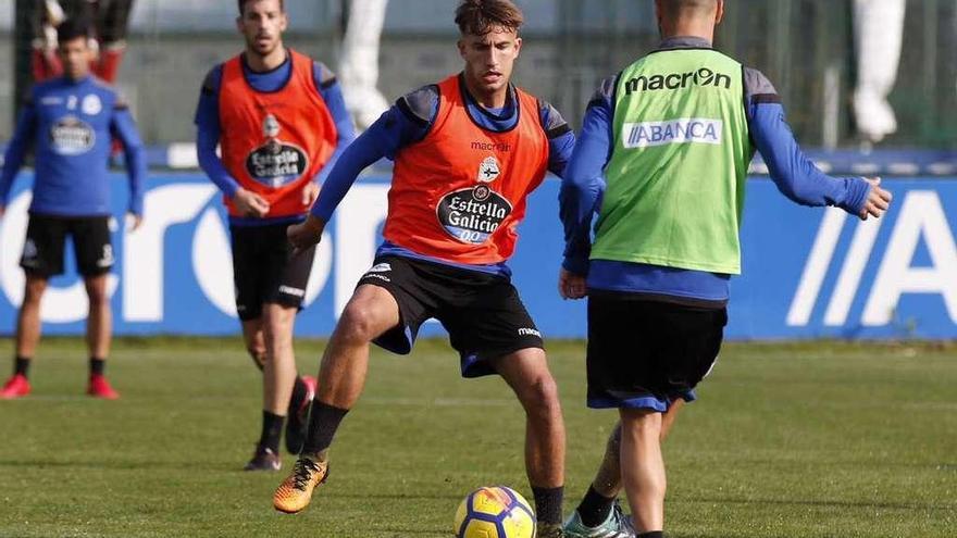 El juvenil Iago Gandoy se ejercita con el primer equipo