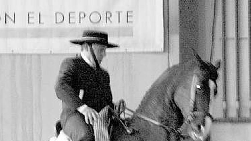 Dos participantes, durante su intervención en las instalaciones del centro ecuestre El Asturcón.