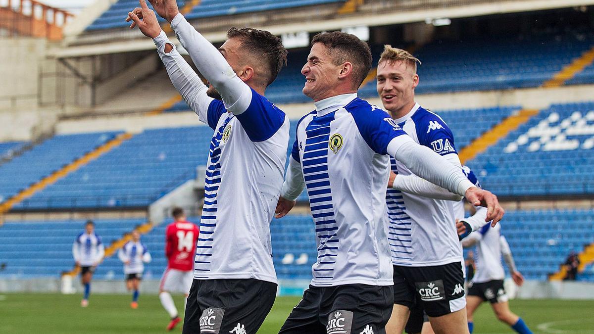 Borja, Buenacasa y Manu Garrido, autores de los tres últimos goles del Hércules ante La Nucía, celebran el tanto del primero. | ALEX DOMÍNGUEZ