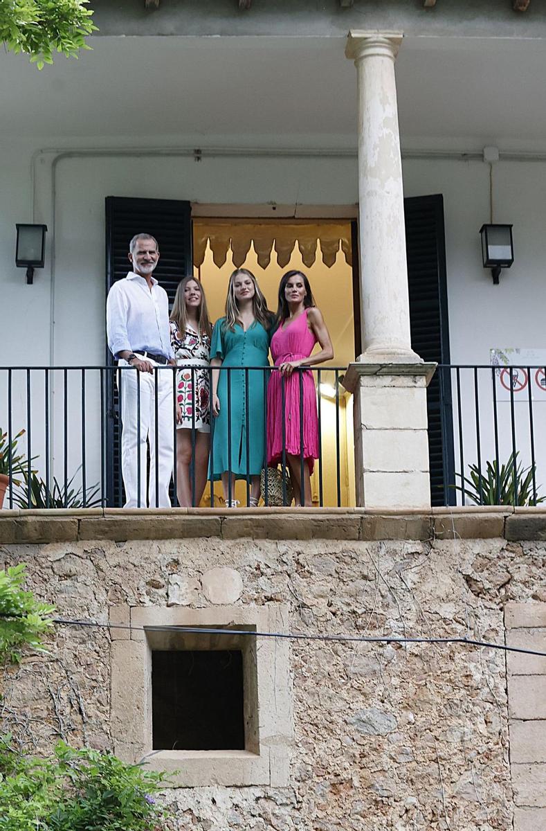 El posado de los reyes y sus hijas en los Jardines de Alfàbia en Bunyola, Mallorca