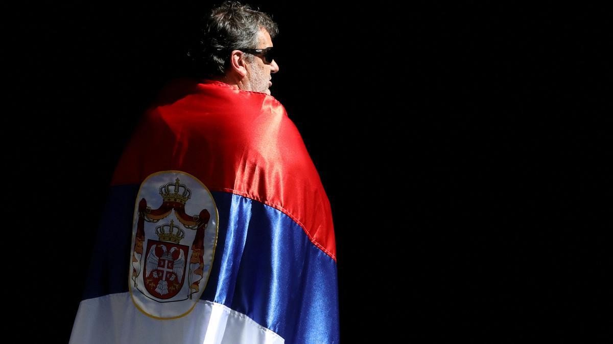 Un seguidor de Djokovic, enfundado en una bandera serbia