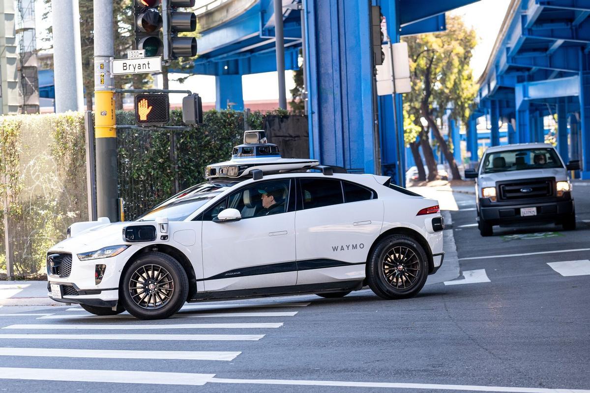 Un taxi autònom de Waymo, en període de proves a la ciutat de San Francisco.