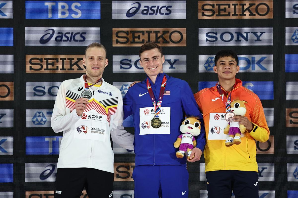 Josué Canales, a la derecha, con su bronce en el Mundial indoor de 2025.