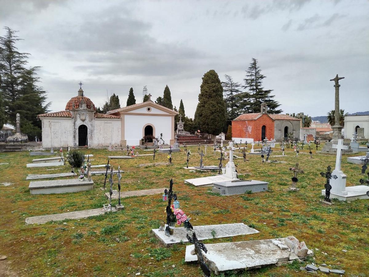 Enterramientos en la parte antigua del cementerio de Plasencia.