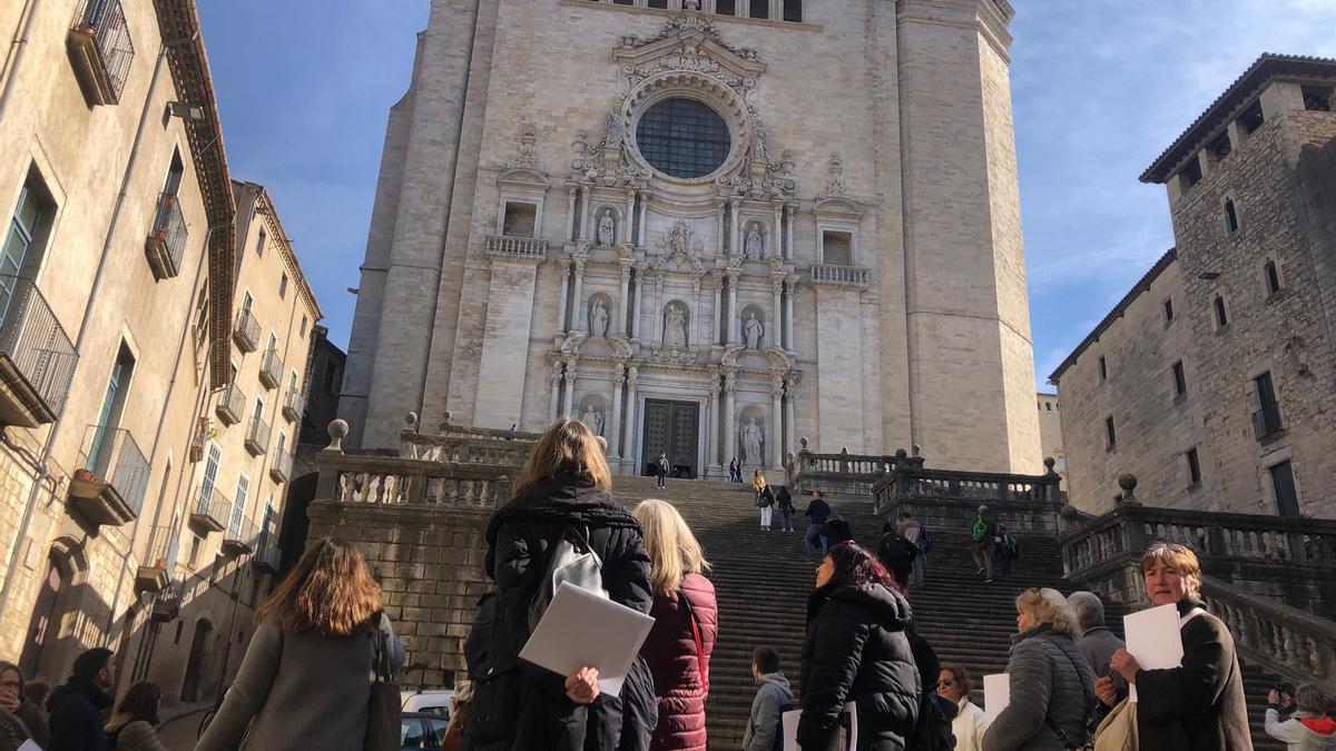 Diferents assistents a la jornada de formació sobre el patrimoni episcopal visiten la catedral de Girona