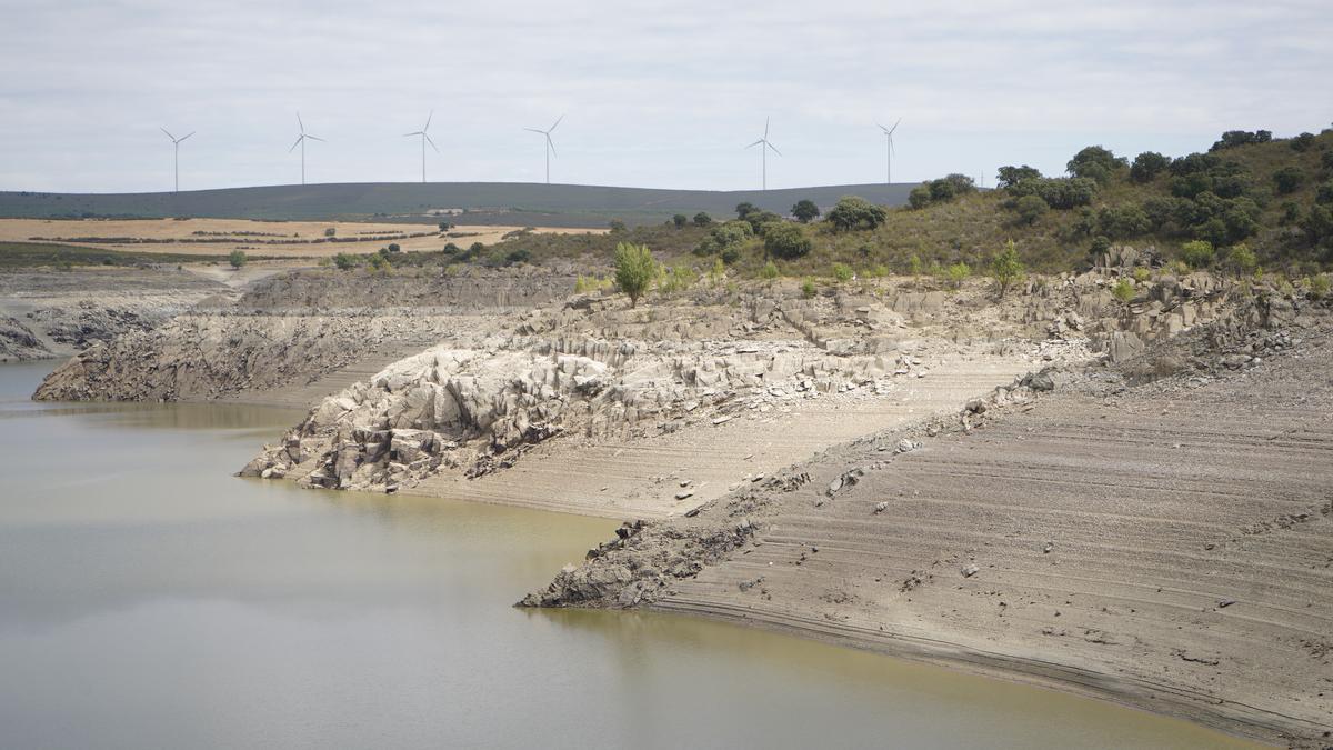 Bajada del nivel en el embalse de Ricobayo