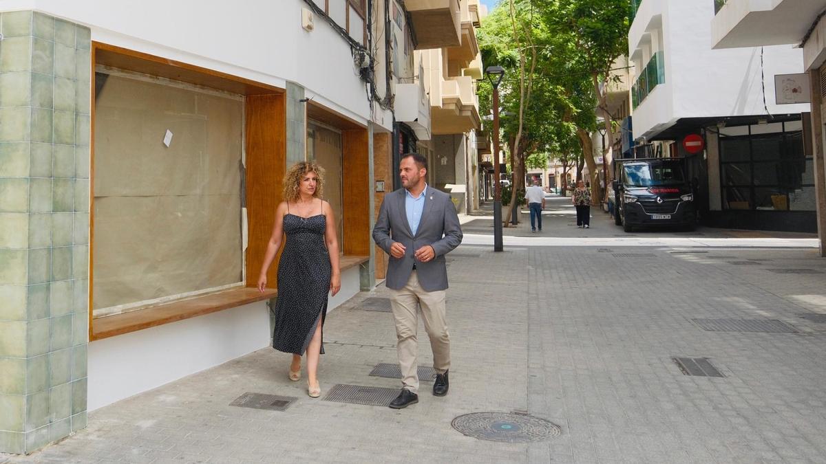 El alcalde de Arrecife, Yonathan de León, y la concejala de Comercio y Turismo, Eli Merino, en la Zona Comercial Abierta de Arrecife junto a un nuevo local hostelero que ultima su apertura
