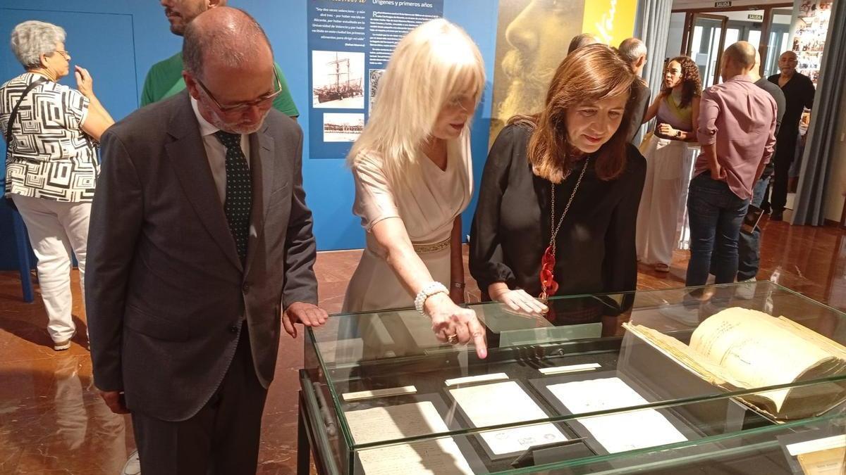 Juanjo Berenguer, María del Olmo y Marta Alonso, en la inauguración de la muestra de Altamira