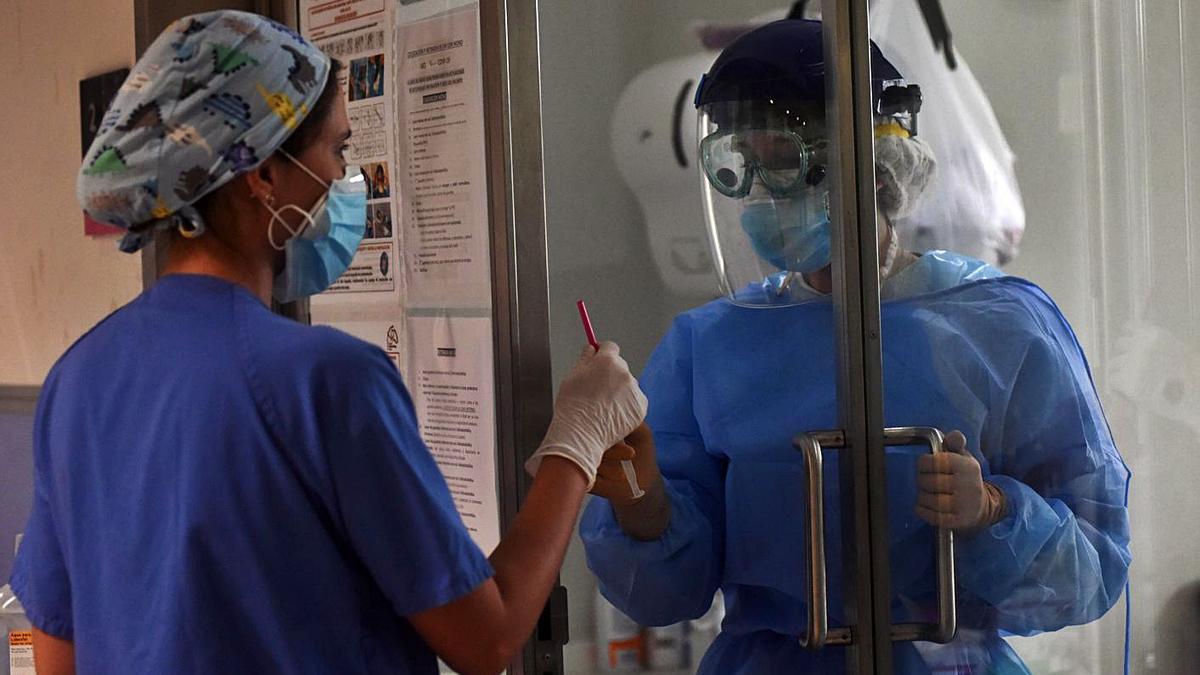 Personal sanitario de Enfermería trabaja en un área covid del Reina Sofía de Murcia.