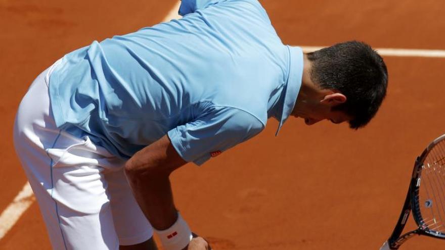 Novak Djokovic lanza su raqueta al suelo.