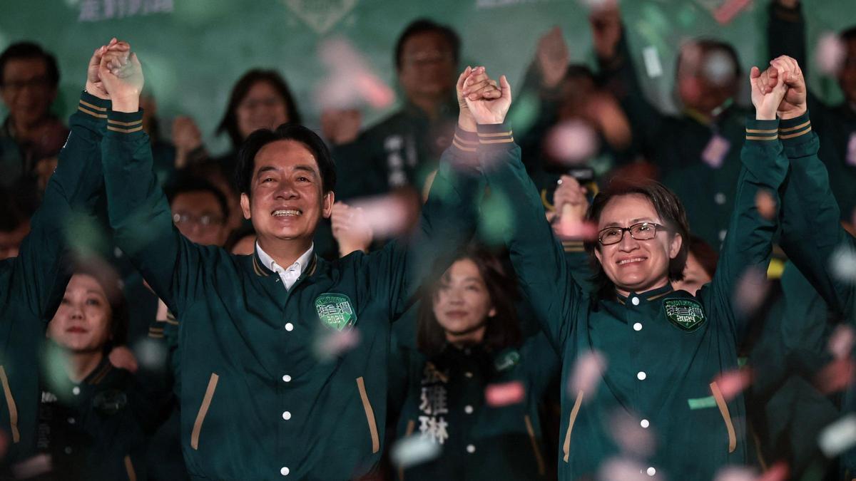 El presidente electo de Taiwan, Lai Ching-te, celebra su victoria en la sede de su partido en Taipei